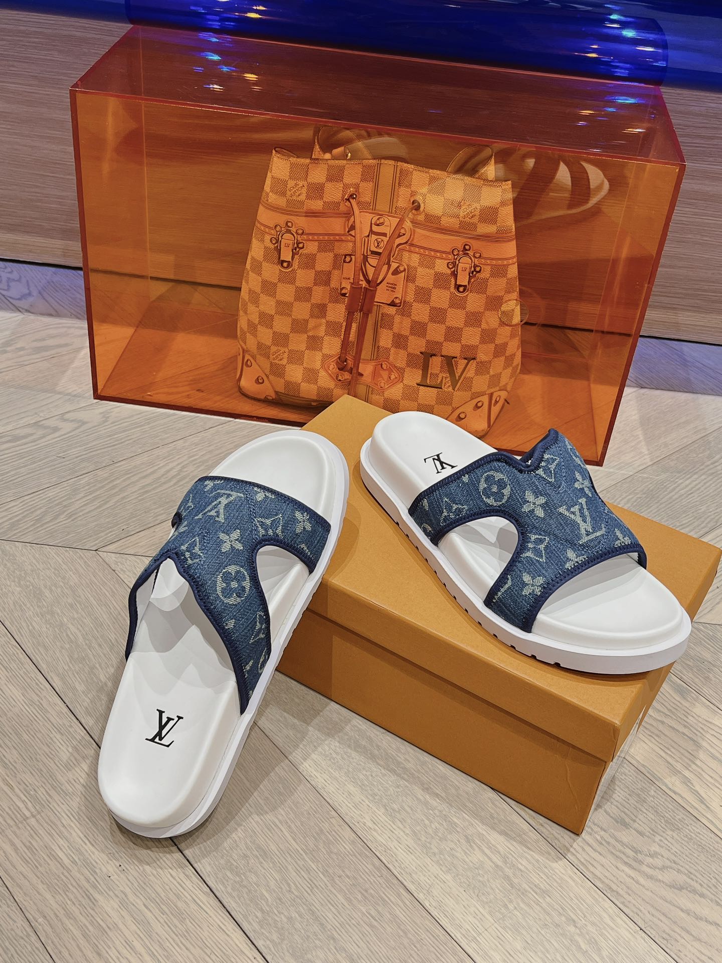 Новинка сезона лето 2023 от LV для мужчин - пляжные сандалии.