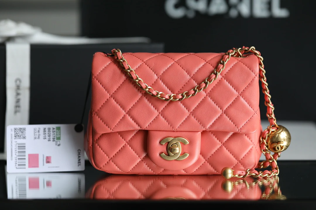 Сумка Chanel Gold Globe Square Fat Flap Bag - кораллово-розовая.