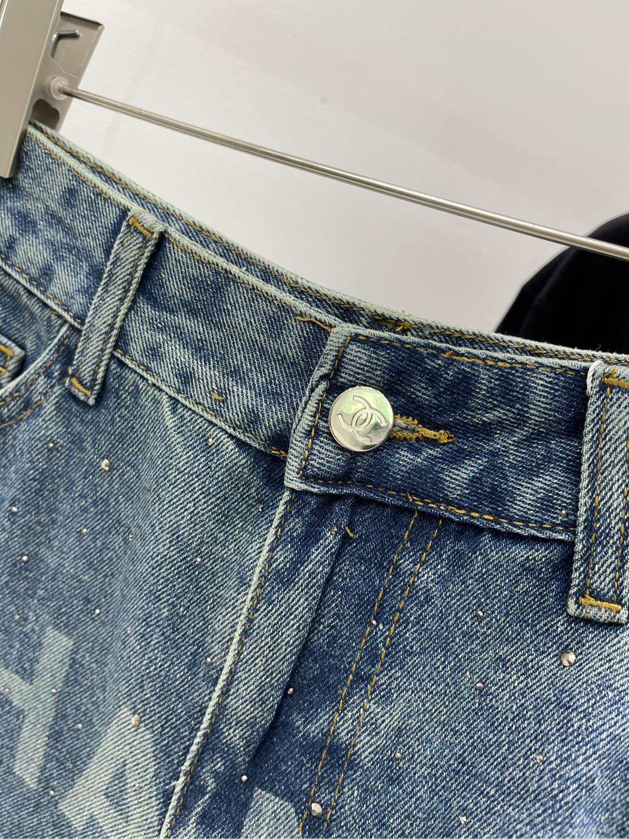 Chanel 2403 - Шорты с стразами и буквенным принтом