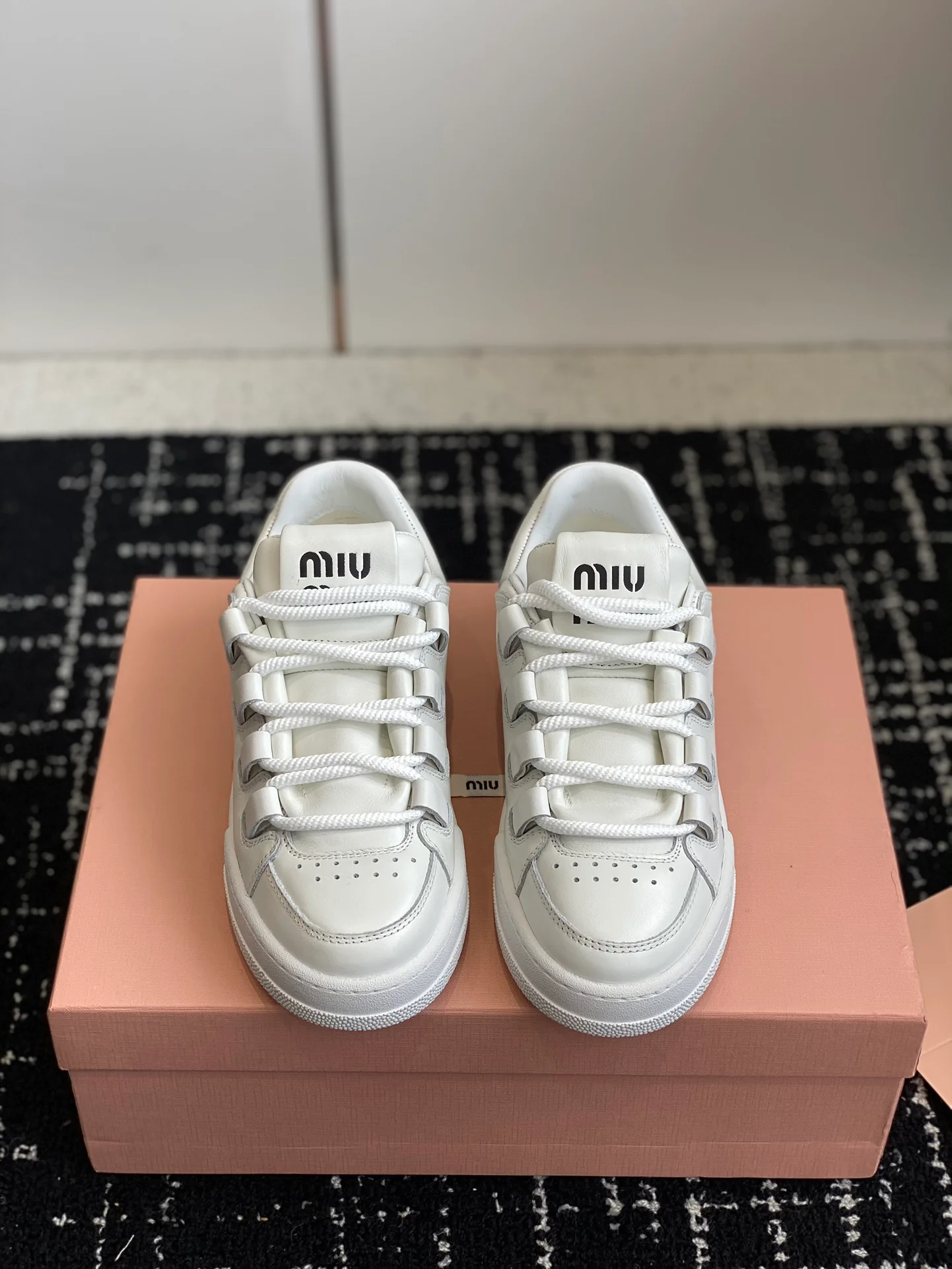 Кроссовки Miu Miu в стиле ретро с эффектом потертости - Повседневные кроссовки - Off-White