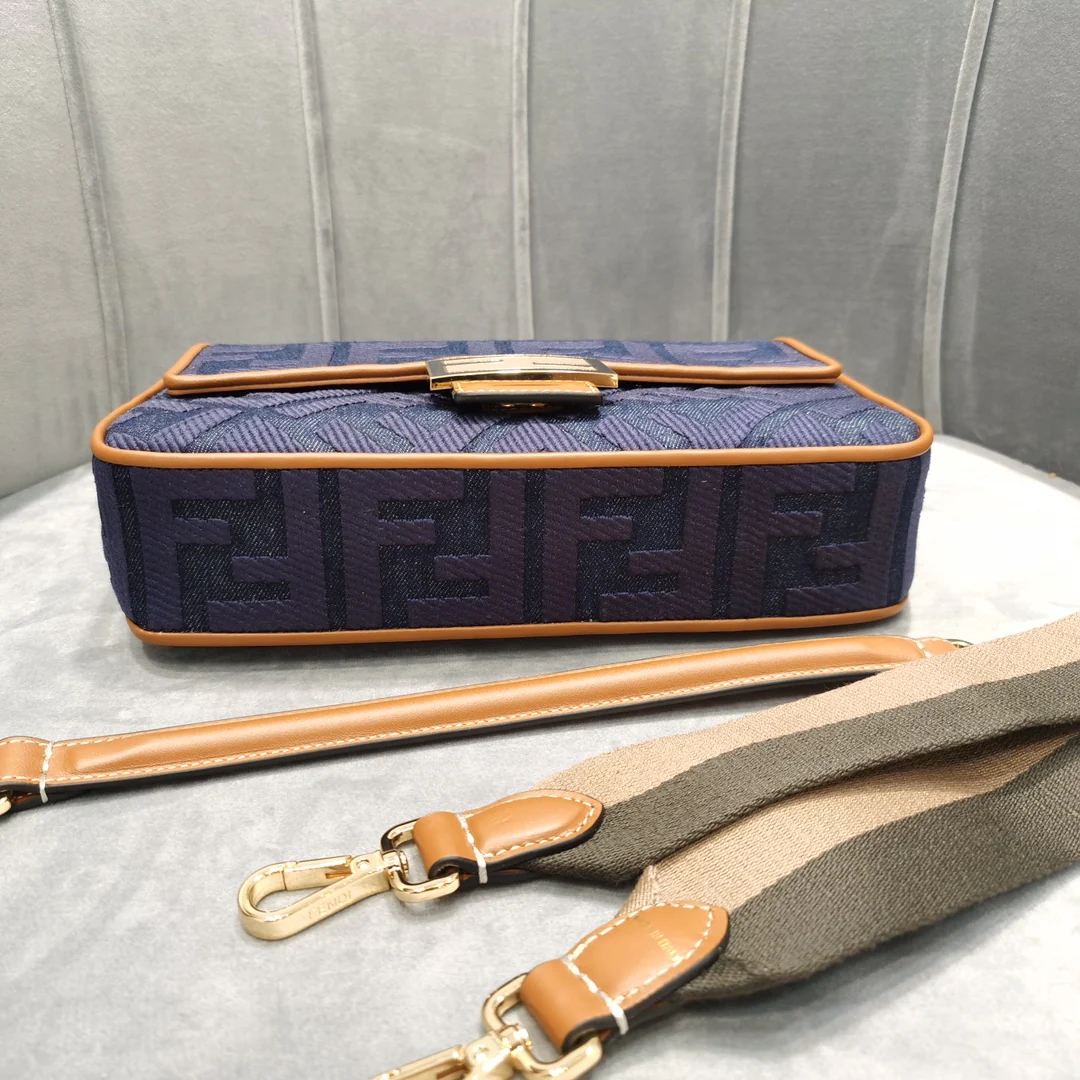 Сумка Fendi Baguette Medium Denim Bag