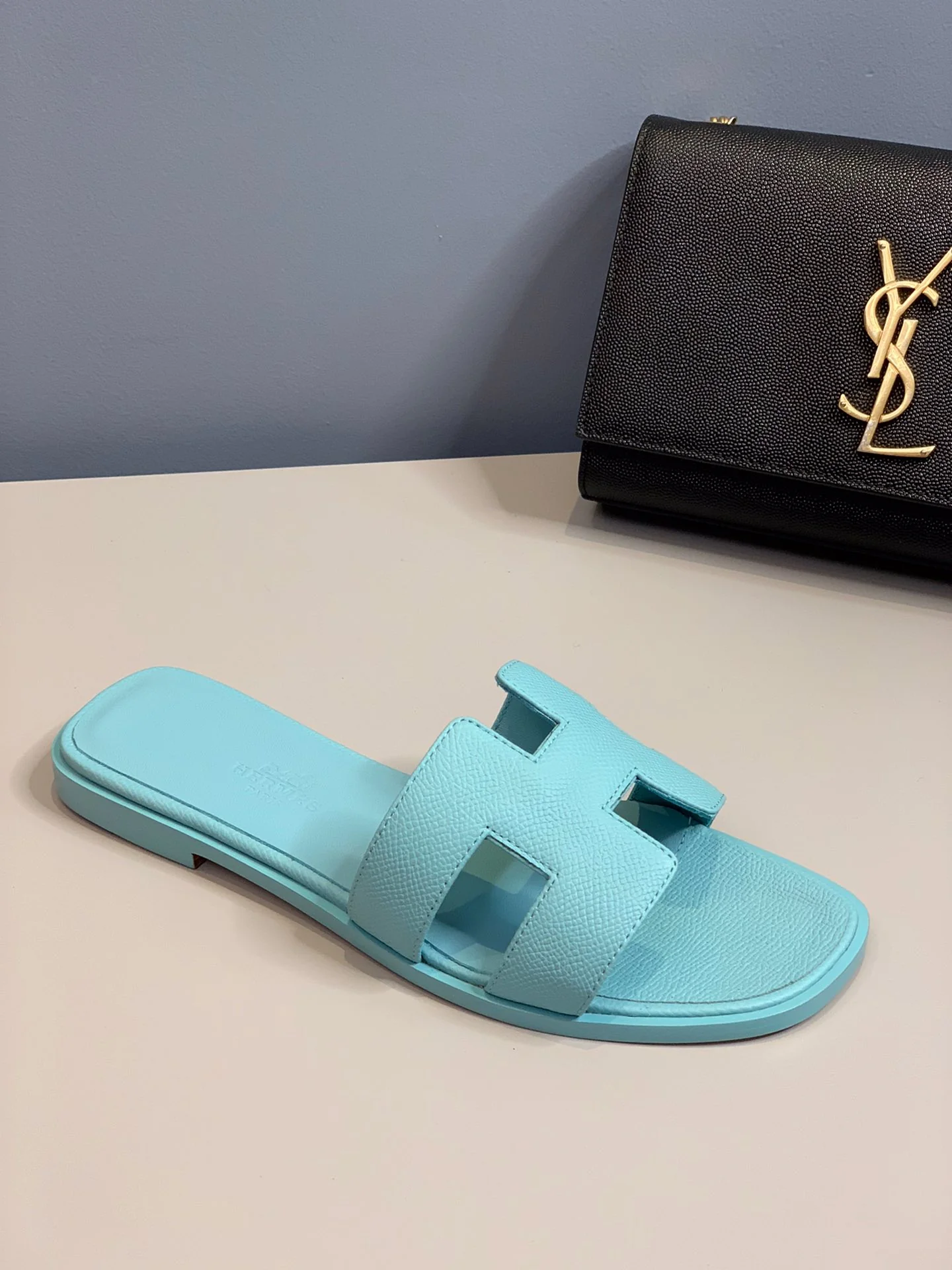 Новинка 2022 года от Hermes - Тапочки с отпечатком руки в форме буквы H - Светло-голубые