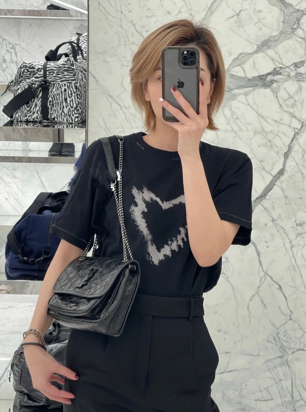 YSL Niki Baby, кожаная цепочка 22 см, черная, с эффектом состаренного серебра - на фото.