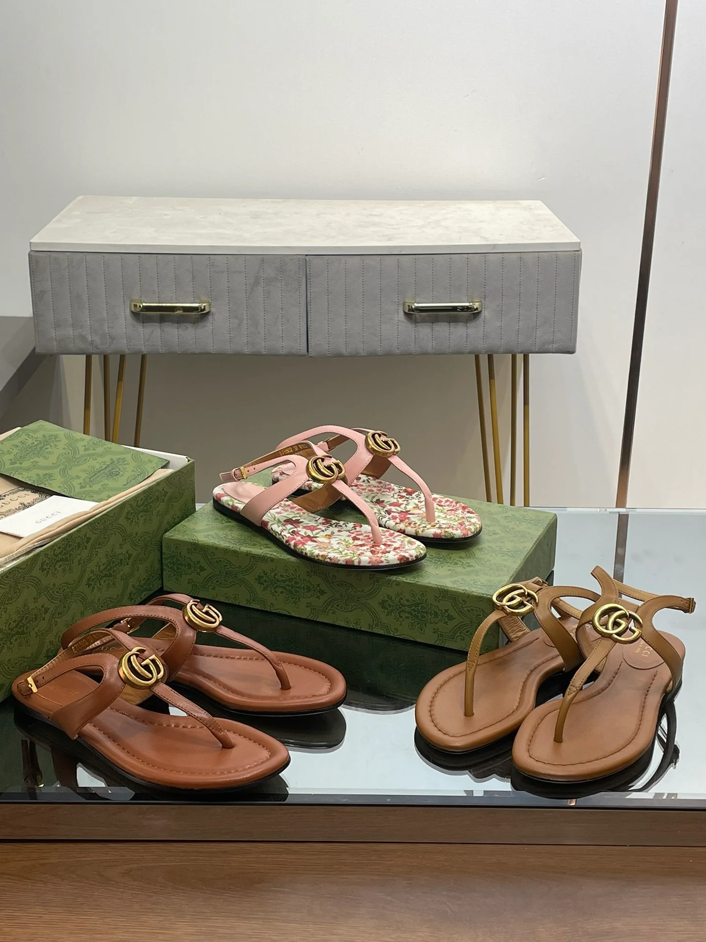 Новинка лета 2023 от Gucci - сандалии-шлепанцы с двойной пряжкой и логотипом Gucci - коричневые.