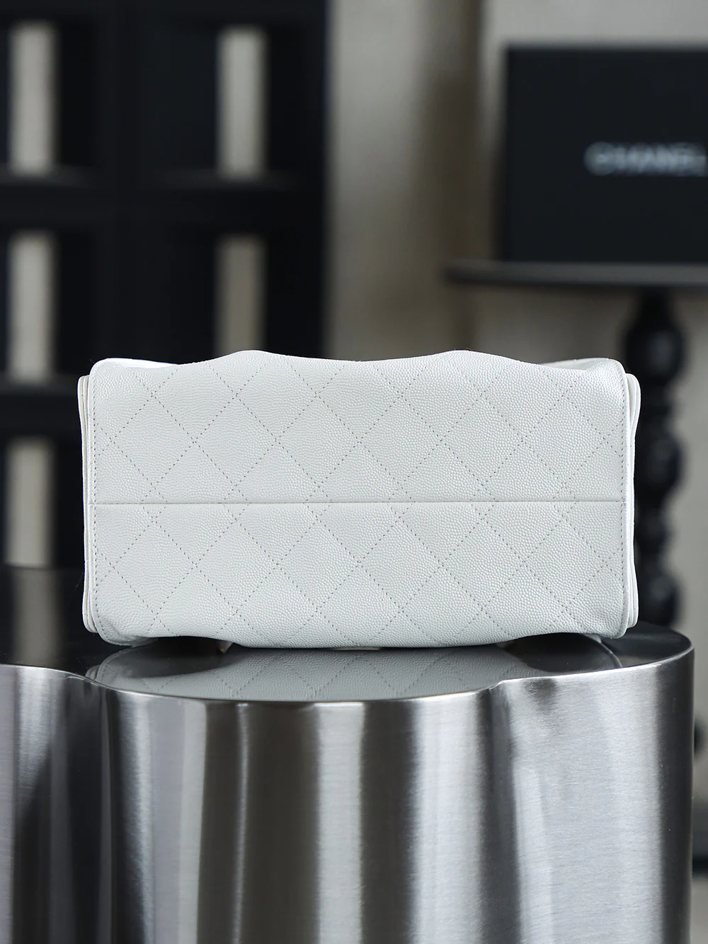 Сумка-хобо Chanel 25c Hippie, белая, маленькая, с золотой пряжкой.