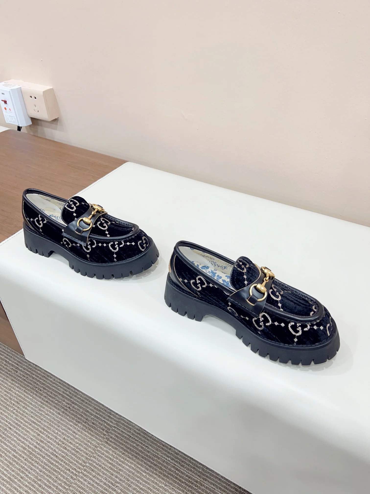 Новинка сезона осень/зима 2023 от Gucci — Лоферы — Черные с монограммой.