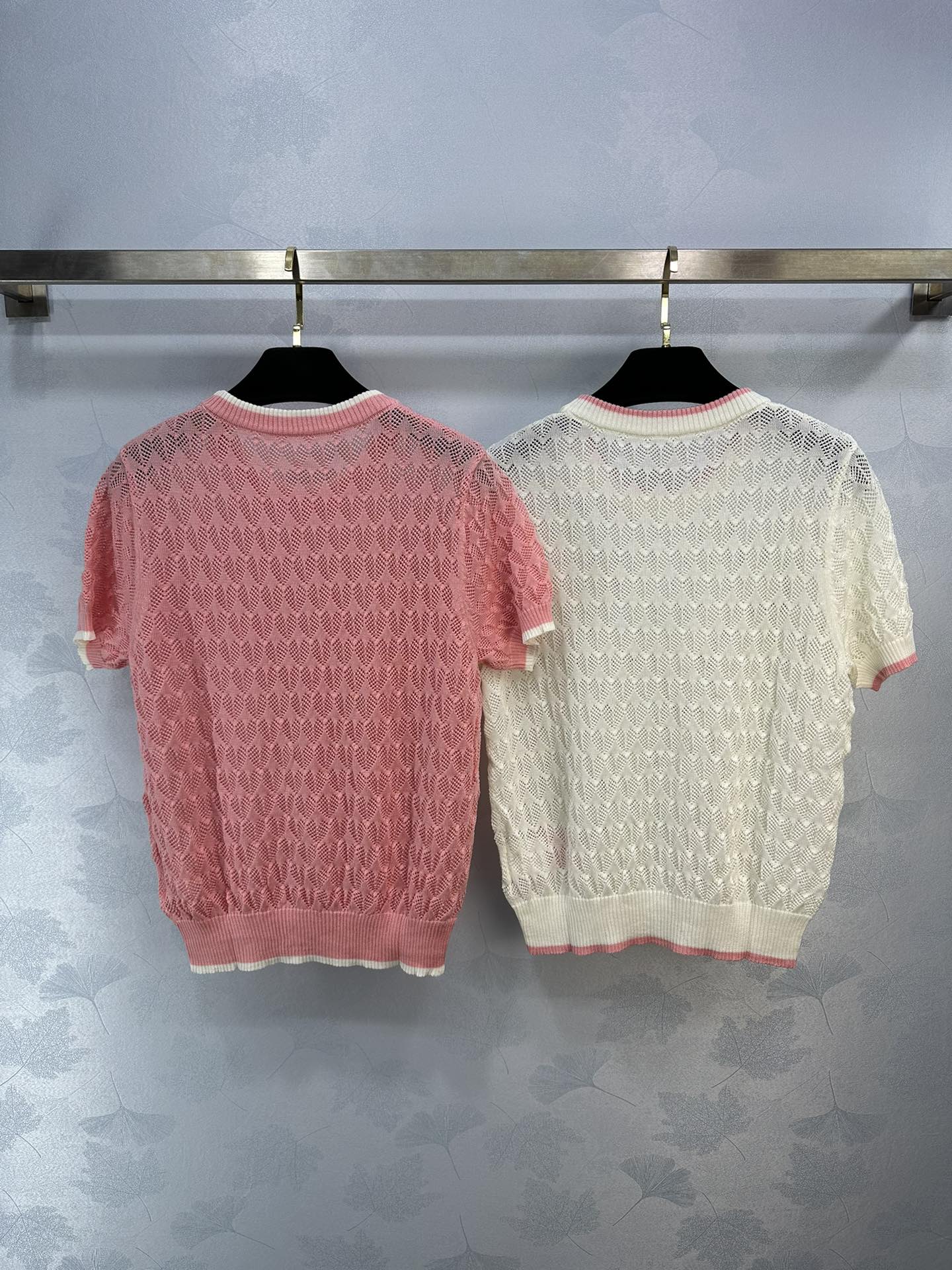 Новинка лета от Chanel - вязаный топ с короткими рукавами и круглым вырезом, с вышитым логотипом.