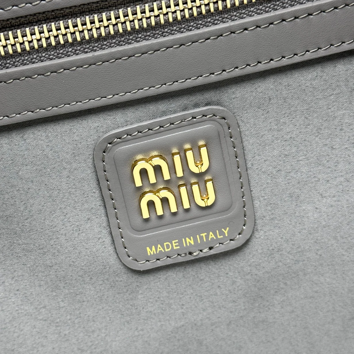 Портфель Miu Miu 5bb117 с длинной ручкой, полностью кожаный, серый.