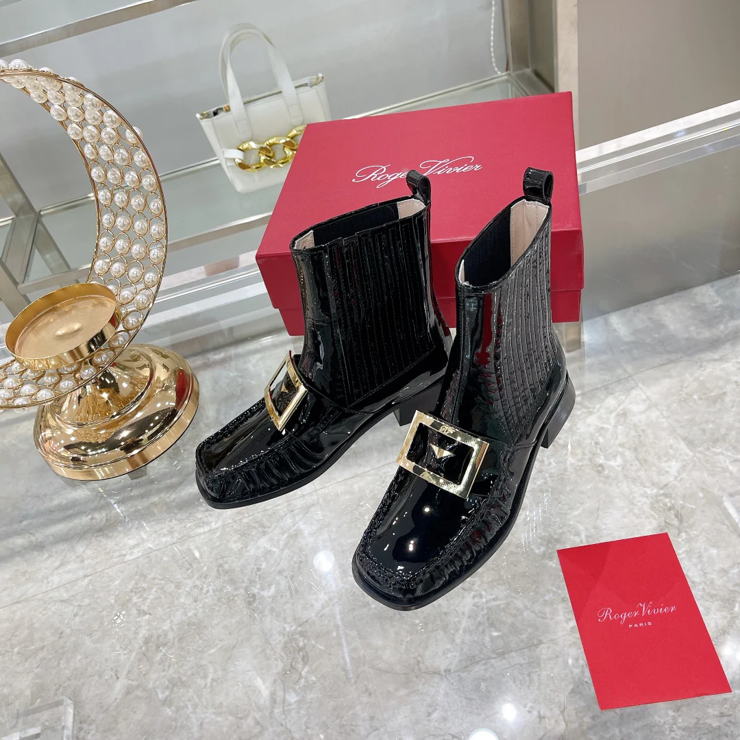 Лакированные ботинки челси с металлическими пряжками — черные.