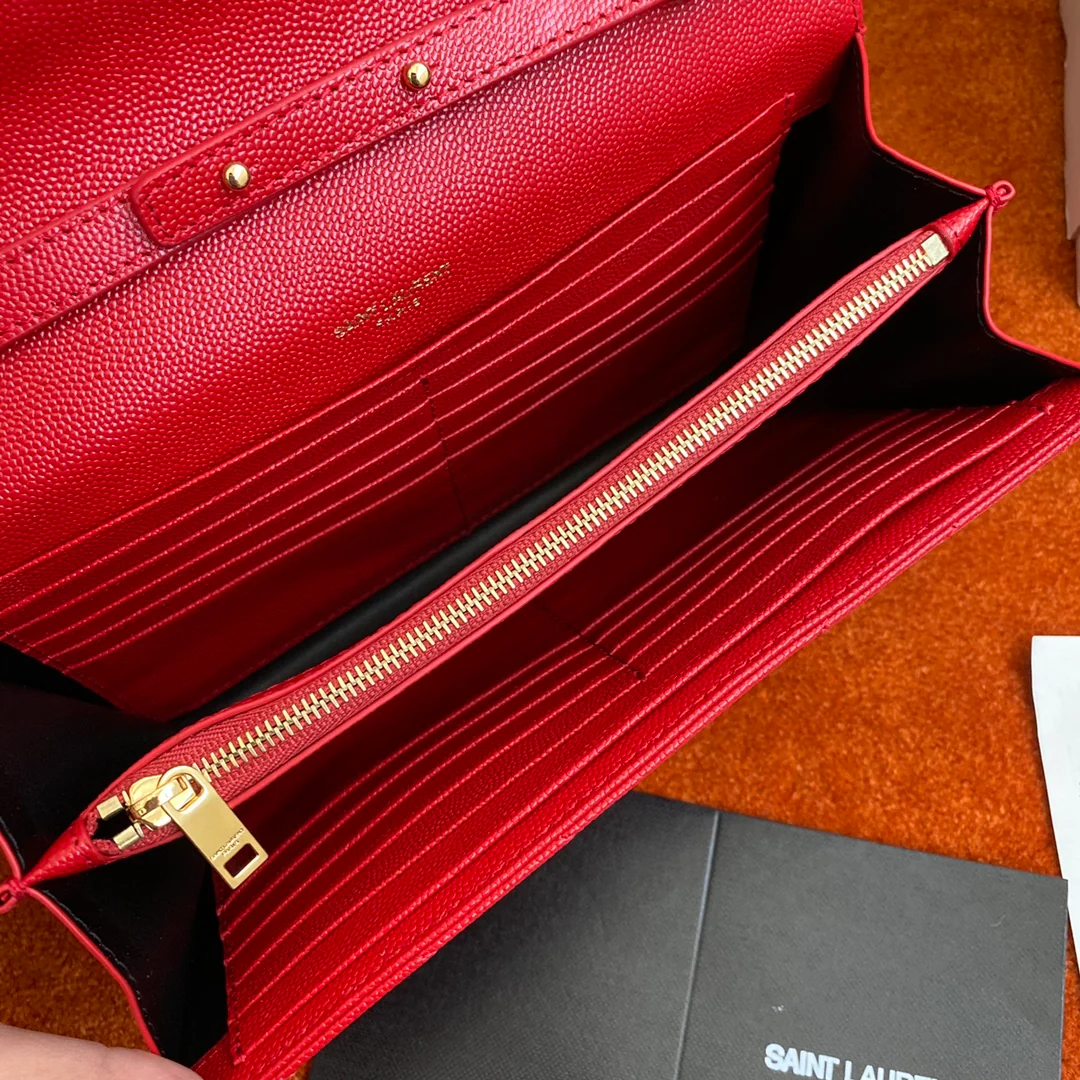 Сумочка-конверт YSL с монограммой из икры — красная с золотой фурнитурой.