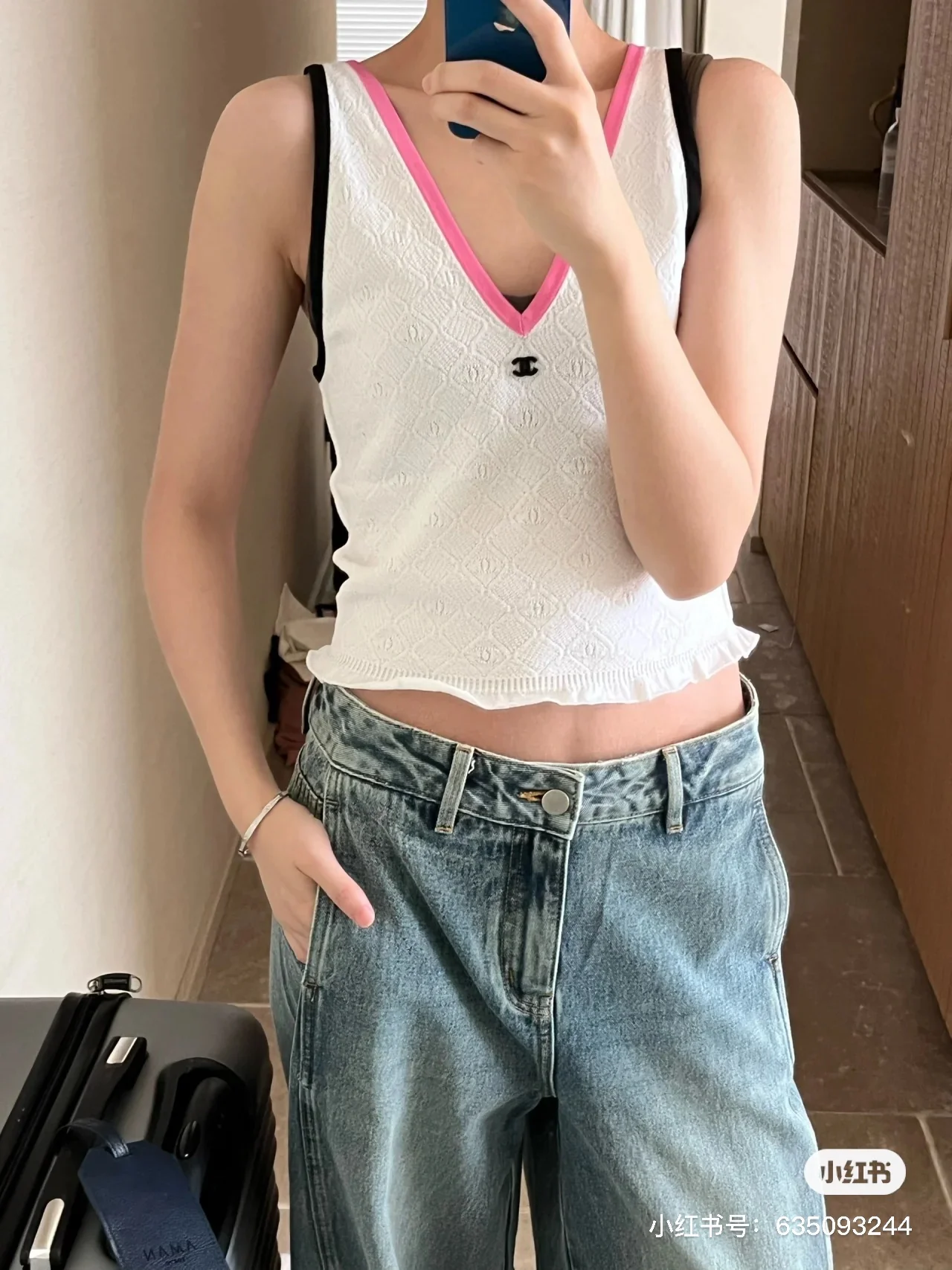 Вязаный жилет Chanel 2403 с V-образным вырезом и цветовыми блоками - белый