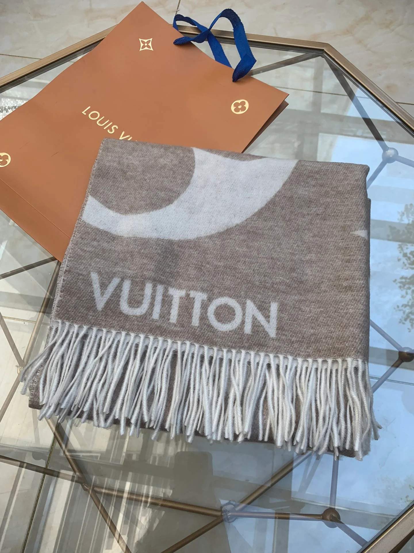 LV - Новая шаль цвета ?Молочный чай? с золотой нитью