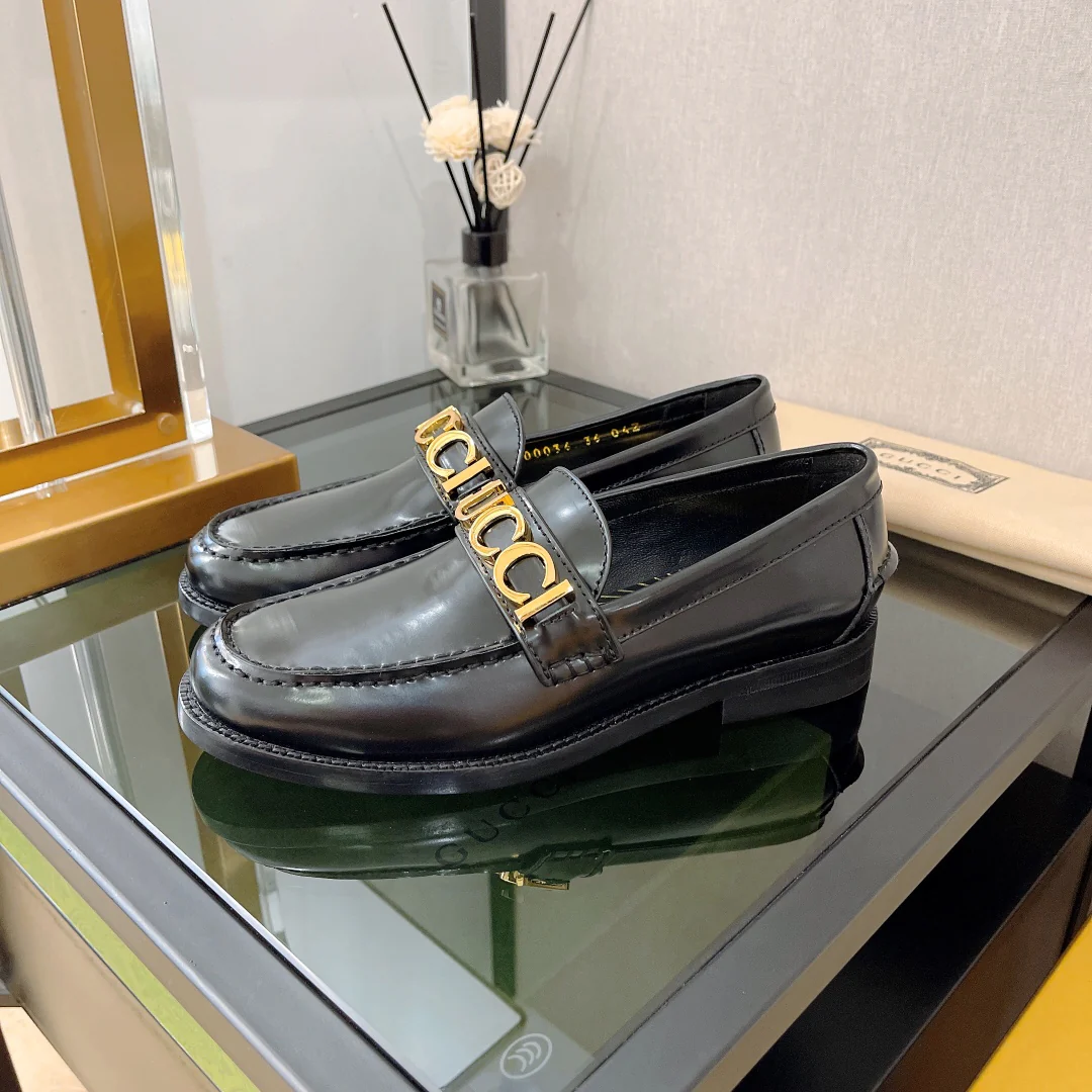 Новинка 2022 года от Gucci - Лоферы с металлической пряжкой в ??виде буквы - 1