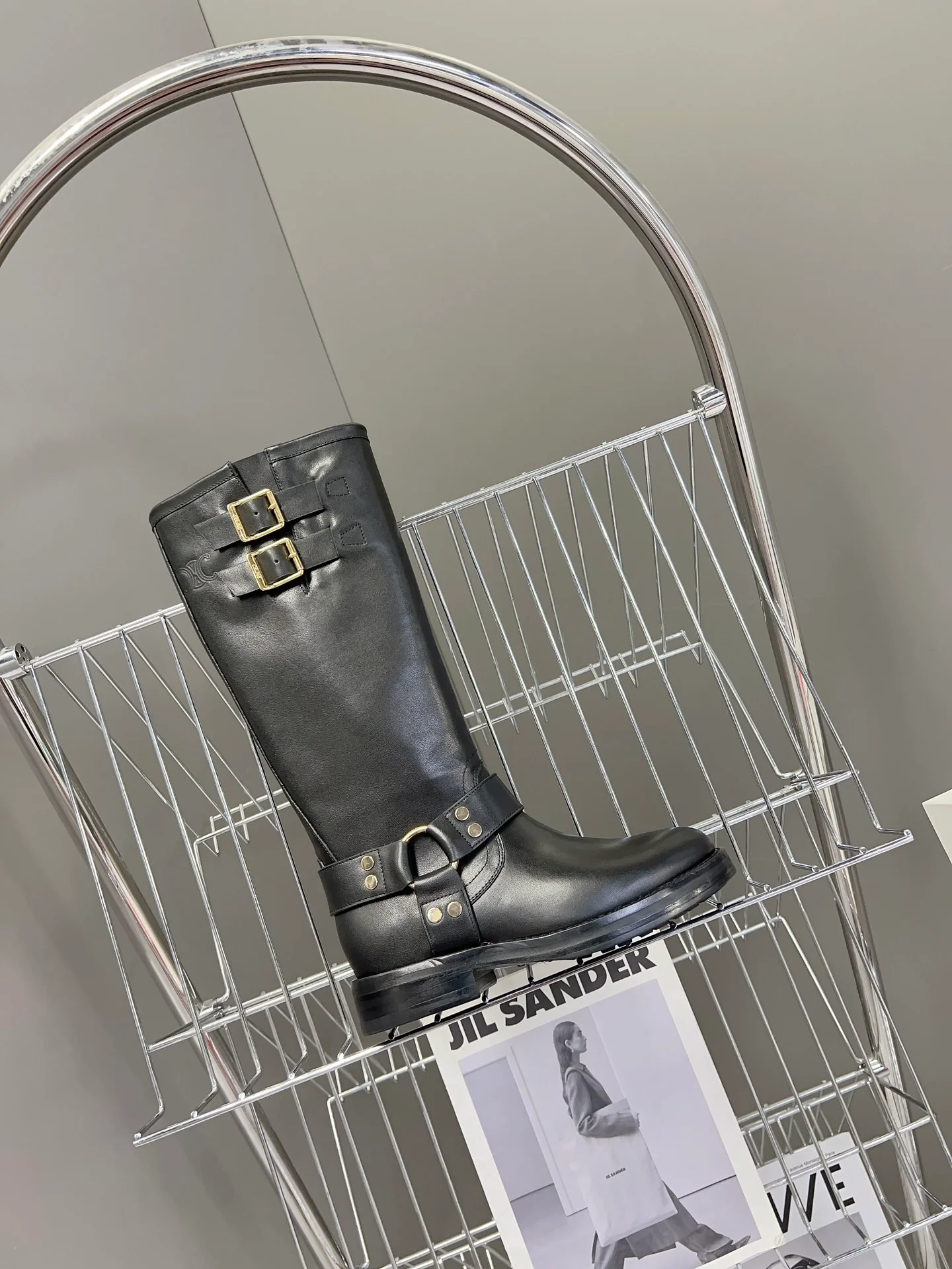 Коллекция Celine осень/зима 2023, представленная на подиуме: Высокие сапоги для верховой езды с пряжкой на ремне — Черные