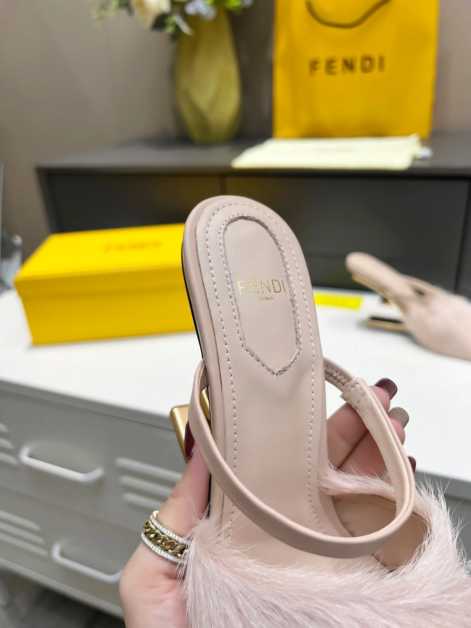 Fendi - Меховые тапочки на высоком каблуке - Светло-розовые