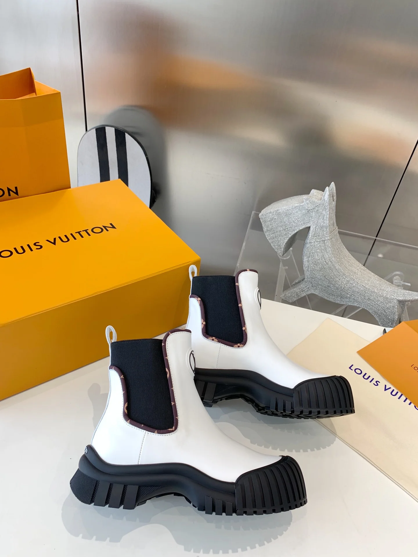 LV - Новинка сезона осень/зима 2022 - Ботильоны Ruby - Белые