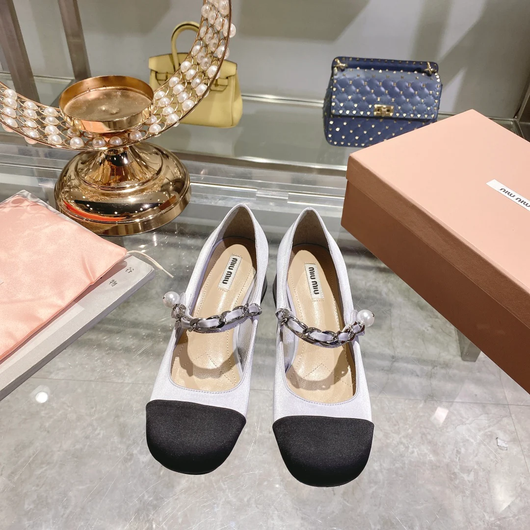 Весенняя коллекция Miu Miu 2023 — Шелковые туфли с квадратным носком — Фиолетовые