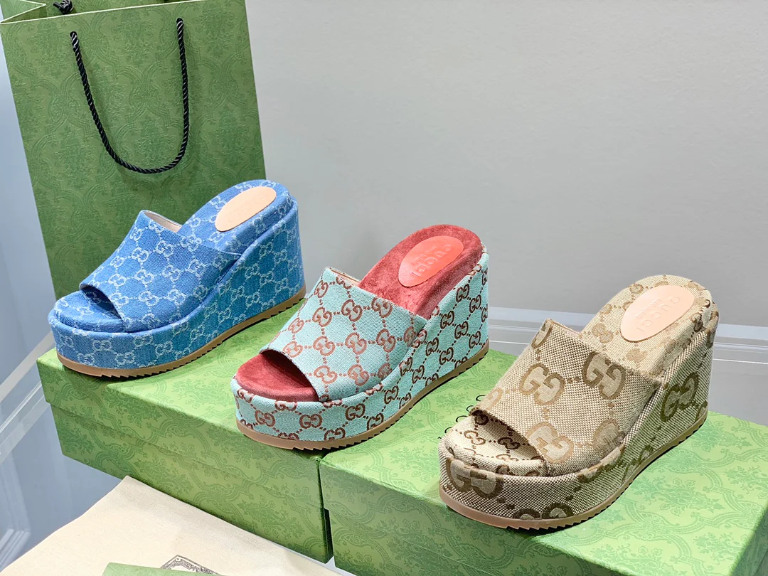 Туфли на платформе с открытым носком Gucci