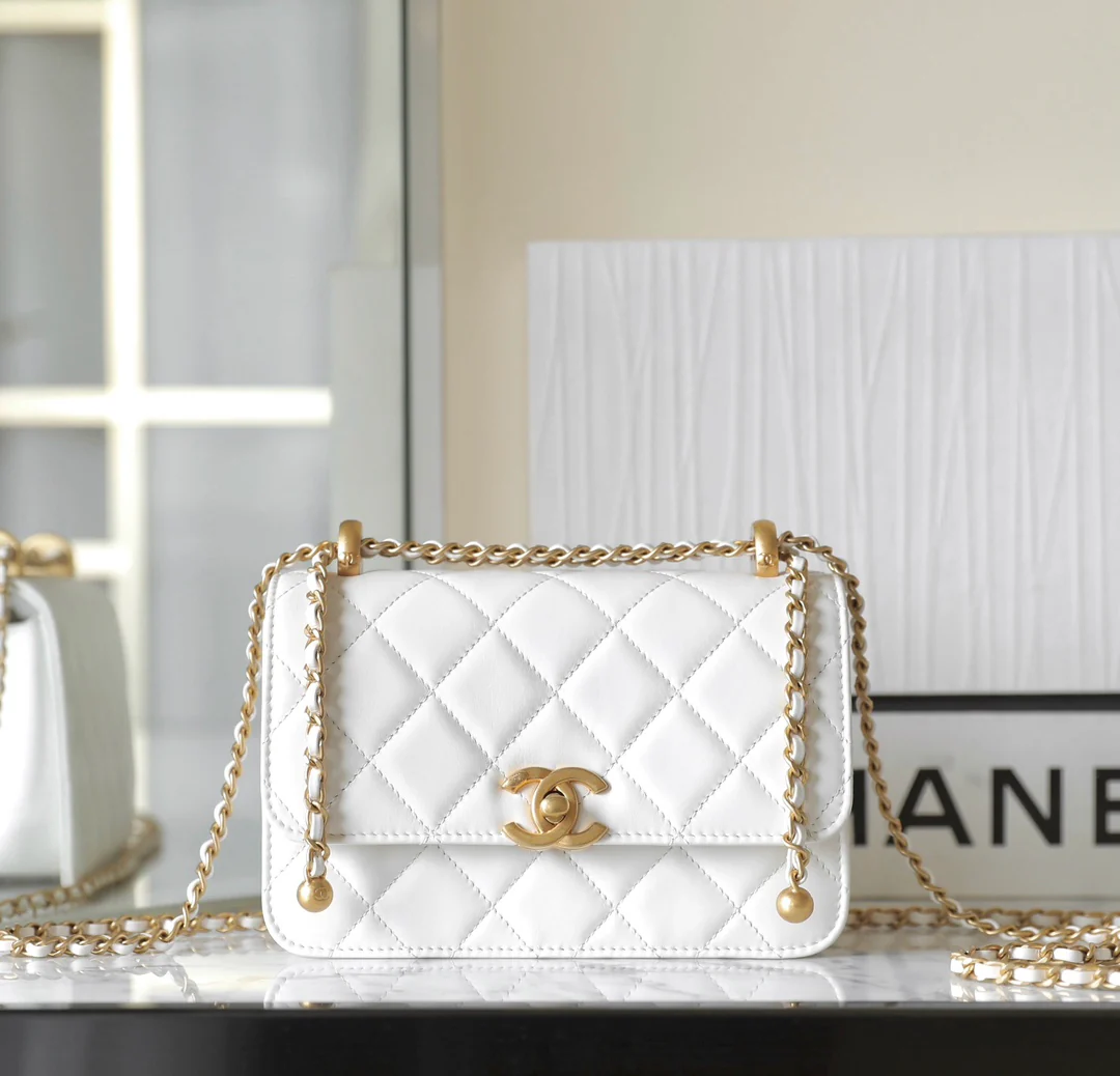 Маленькая белая сумка Chanel 24c с двойным золотым бисером и клапаном.