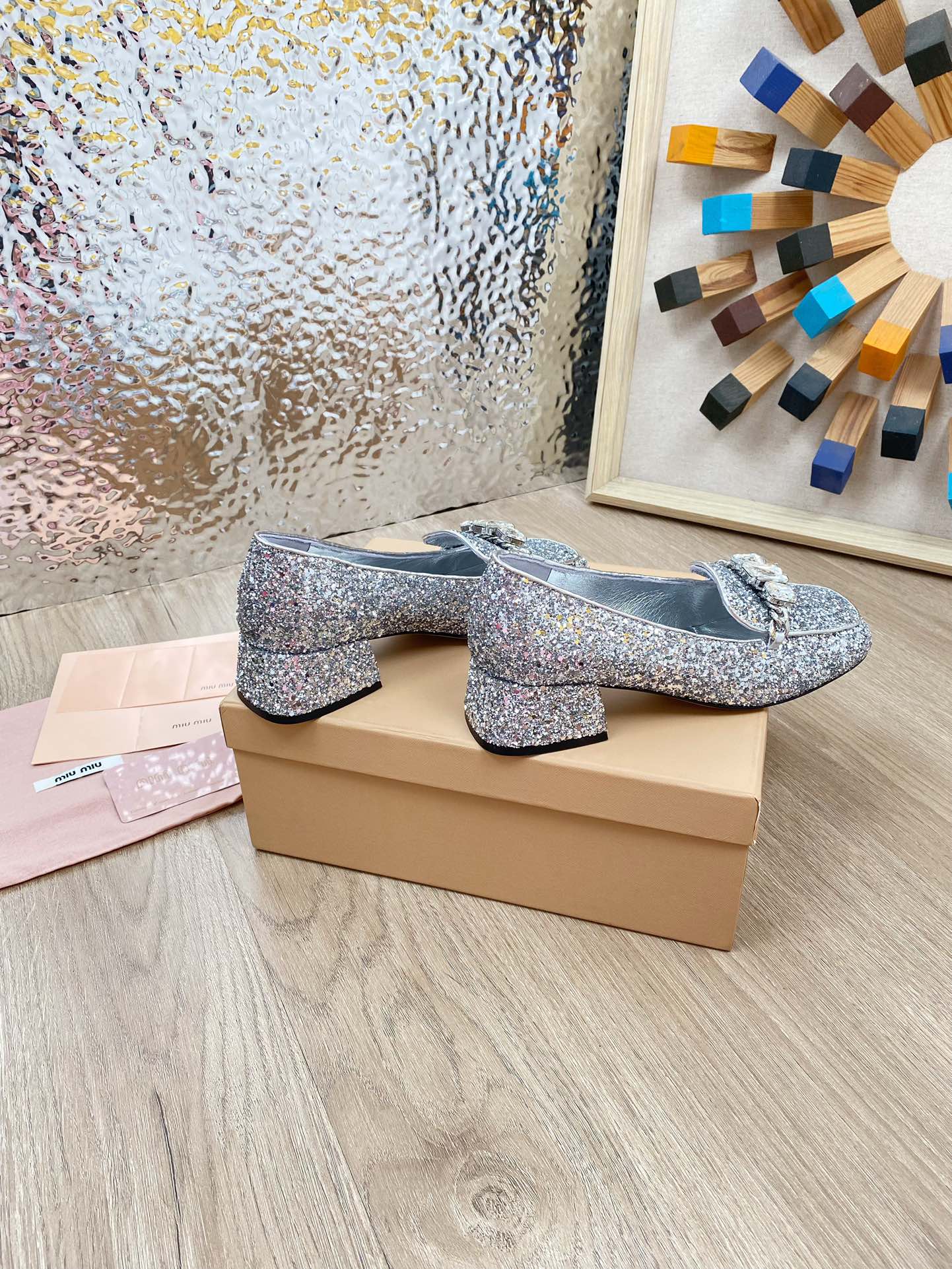 Новинка Miu Miu 2023 года - Лоферы Мэри Джейн с массивным каблуком и стразами - Квадратный носок