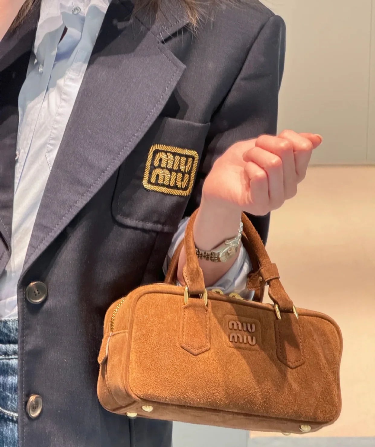 Сумка-боулинг Miu Miu из замши, маленькая, коричневая, излучает роскошь при ношении.