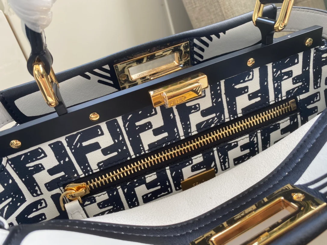 Сумка Fendi Peekaboo Medium из белой кожи.