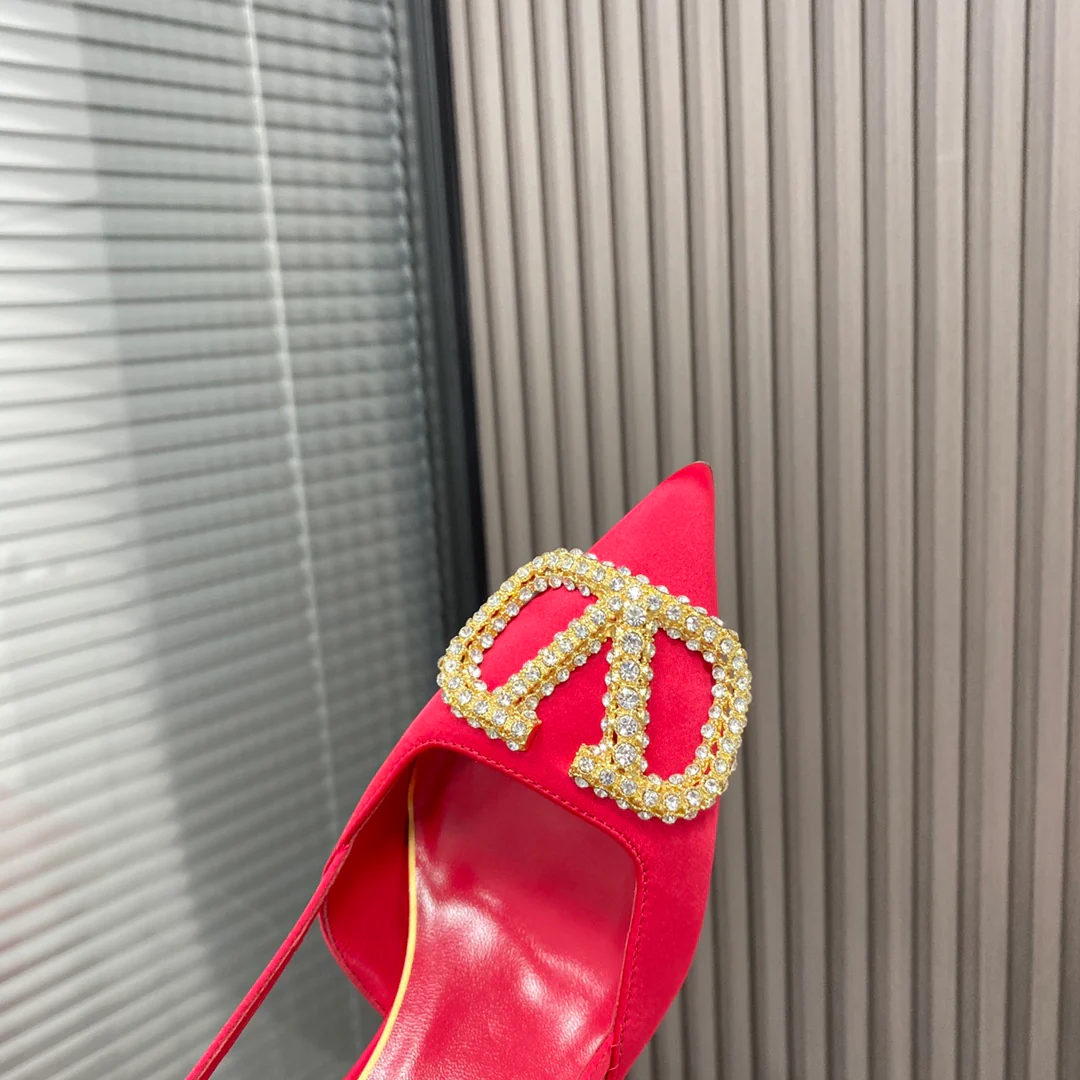 Valentino - Сандалии и туфли на каблуке с V-образной пряжкой