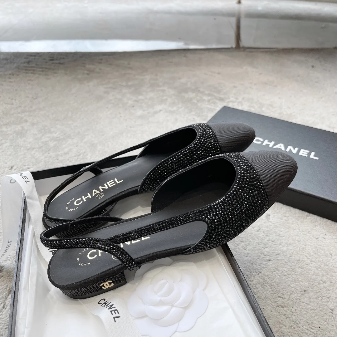 Chanel - Атласные сандалии без каблука со стразами - Черные