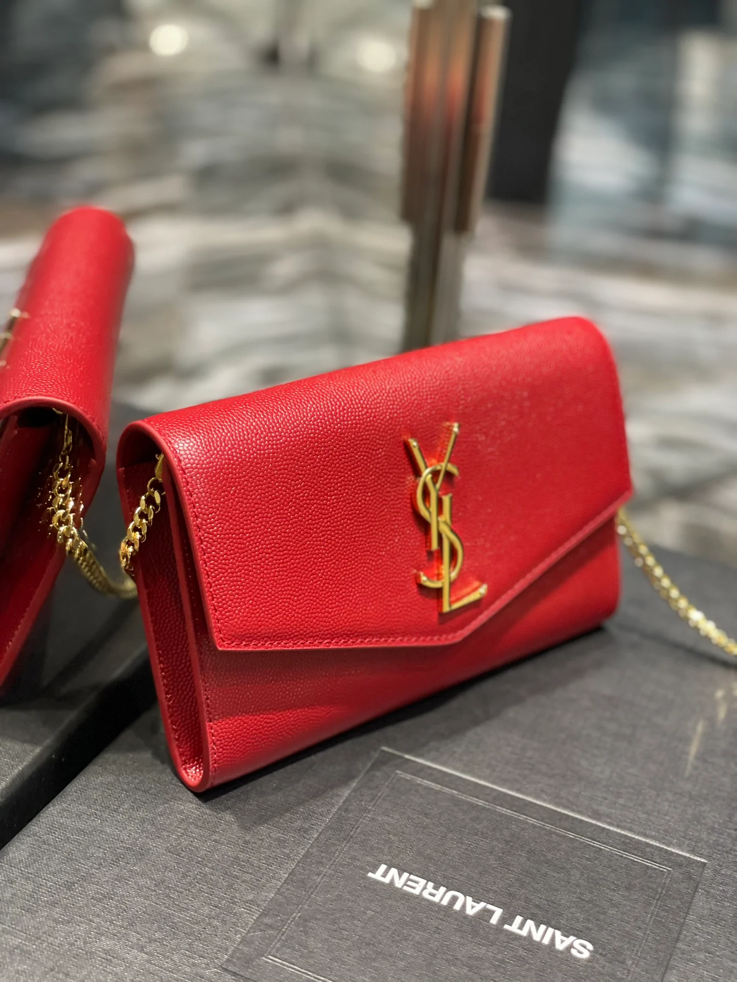 Мини-сумочка/сумка через плечо YSL Sac-de-jour с тиснением под крокодиловую кожу, красная.