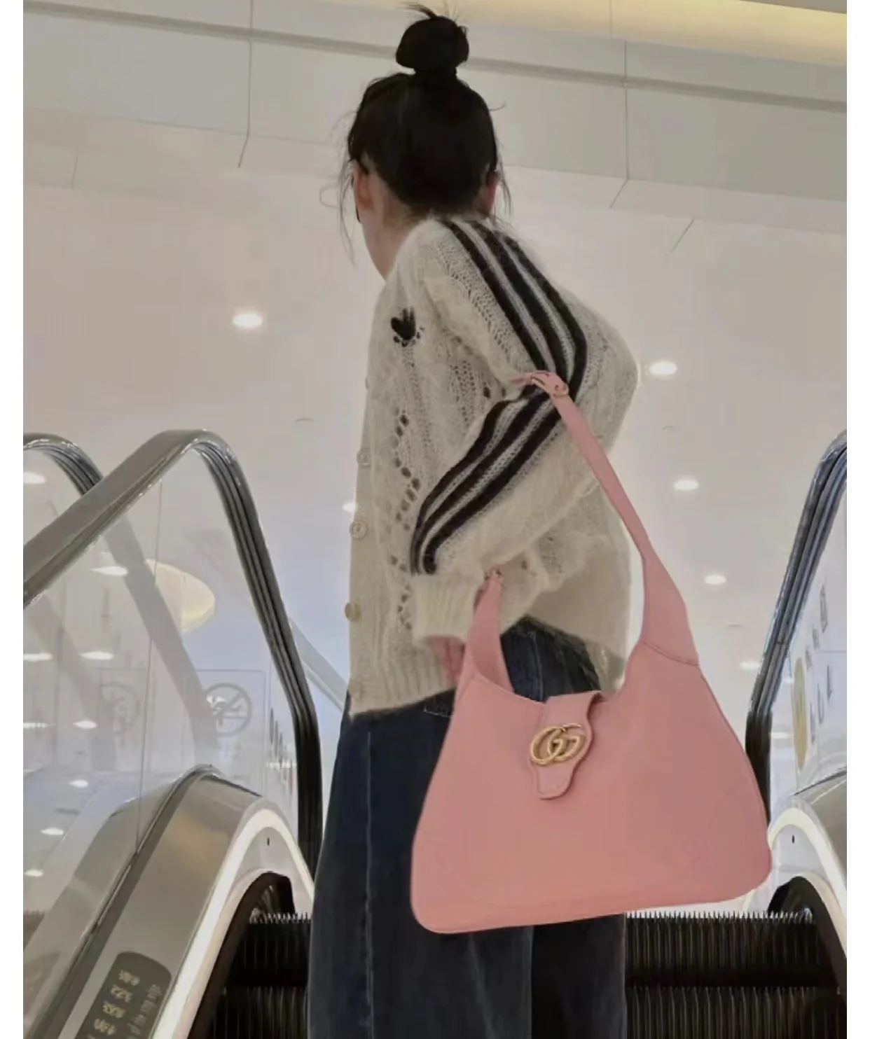 Весенняя коллекция Gucci 2023 — Сумка через плечо ?Полумесяц? — Розовая — Фотографии в действии.