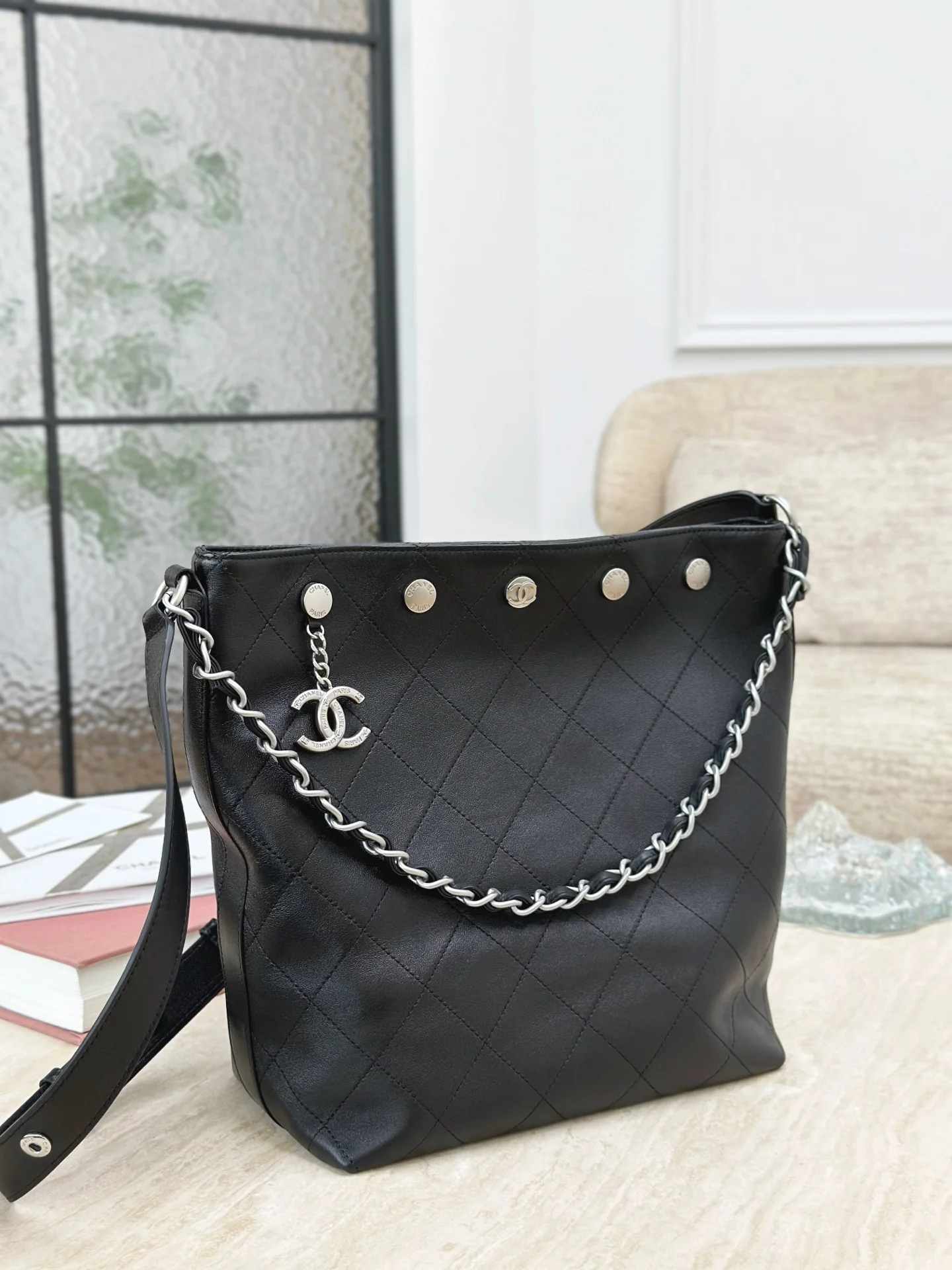 Сумка Chanel в стиле хиппи с золотой монетой 25 пенсов — черно-серебряная.