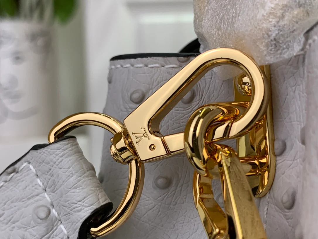 Миниатюрная кожаная сумочка LV Capucines с жемчужной цепочкой - серая.