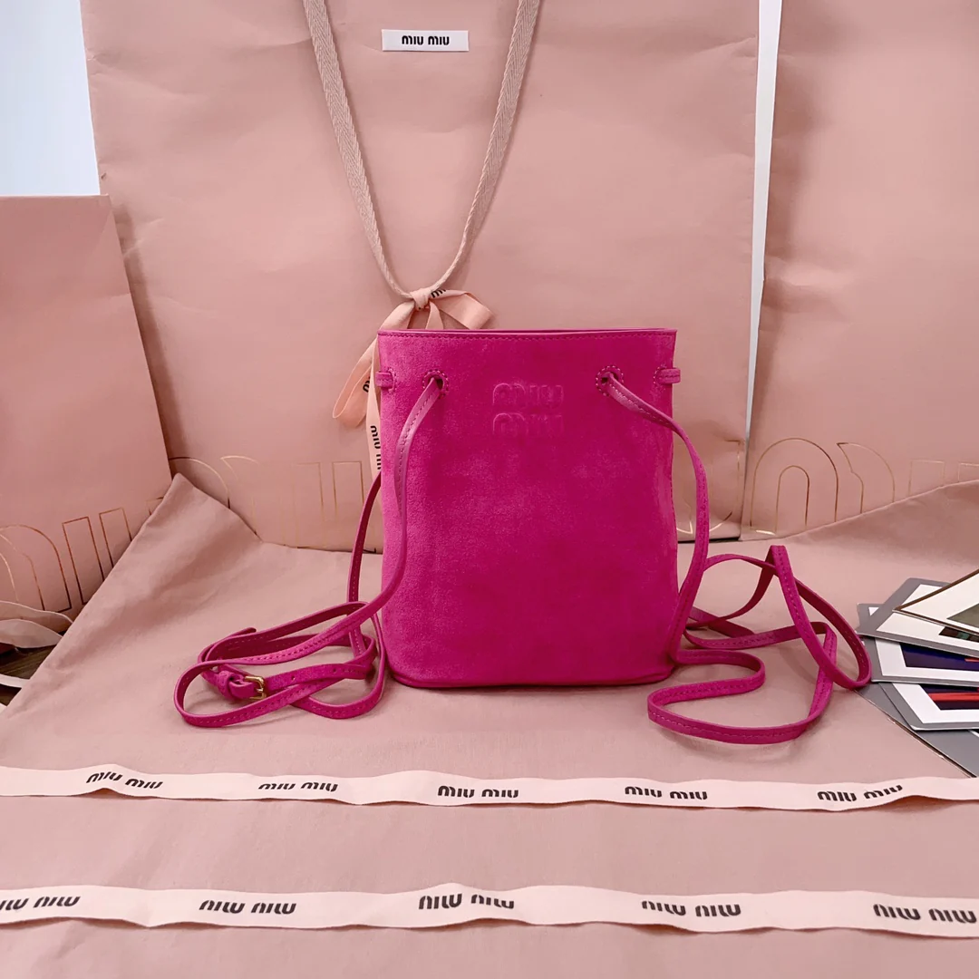 Мини-сумка-ведро Miu Miu 5nf460 из замши, персиково-розовая.