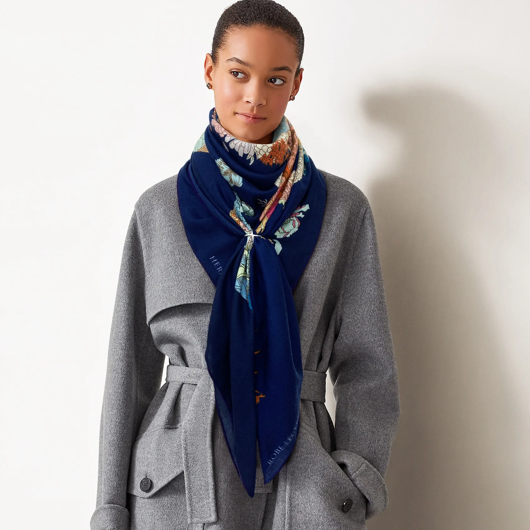 Квадратный шелково-кашемировый шарф Hermes с цветочным рисунком и изображением лошади (140).