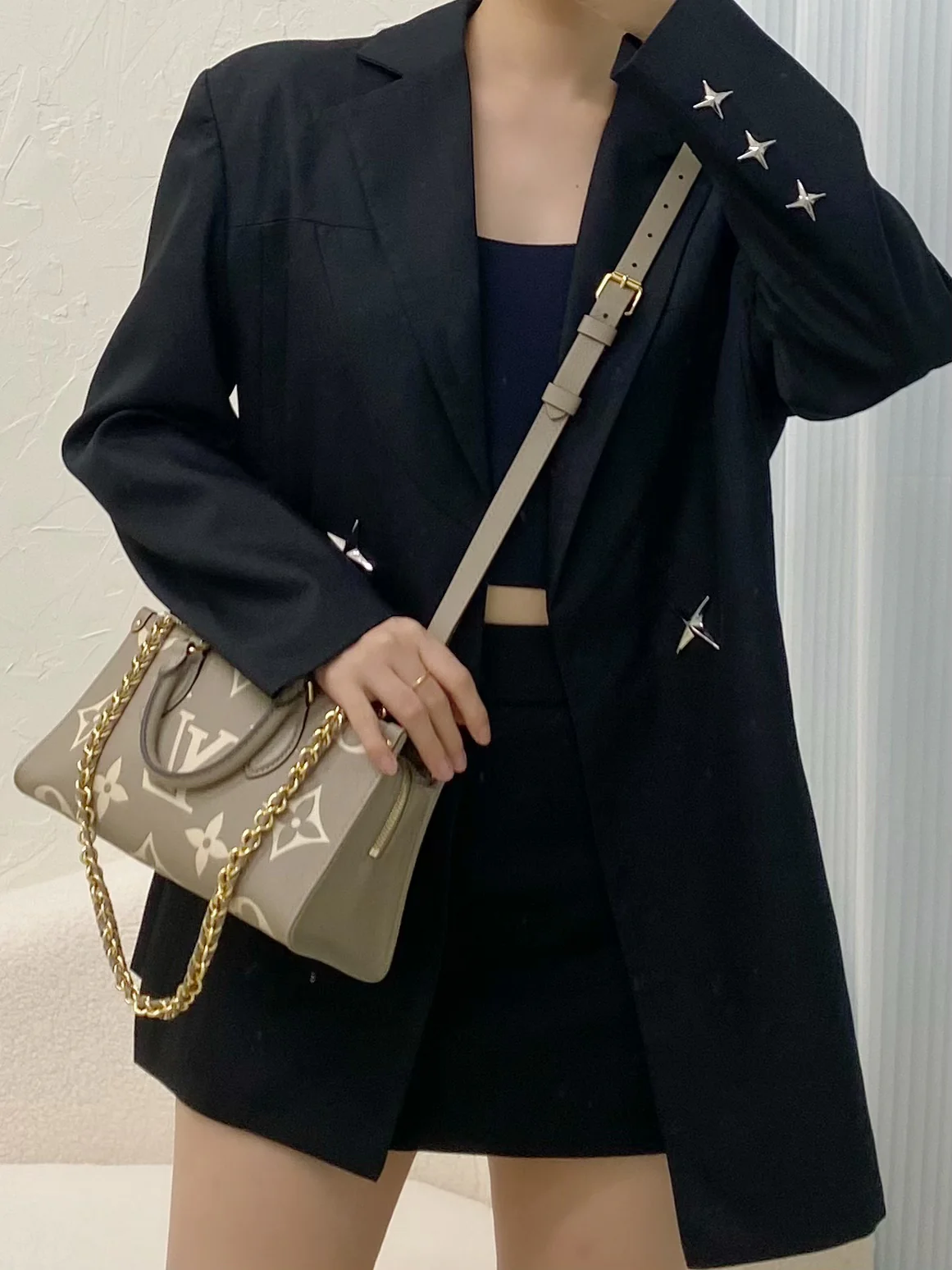 m23640-LV-cabas-onthego-east-west-Золотая цепочка с монограммой-абрикос