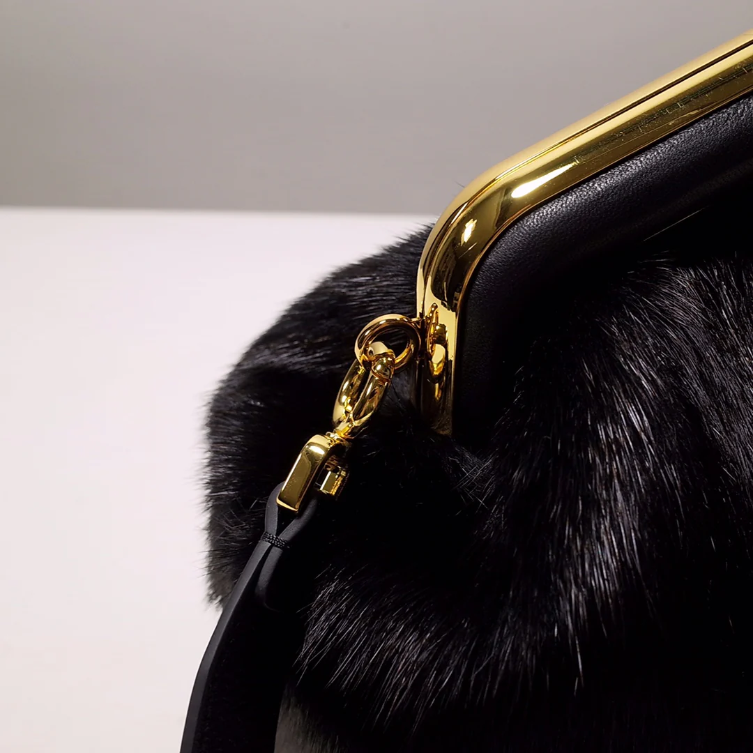 Сумка Fendi-first Medium из черной норки.