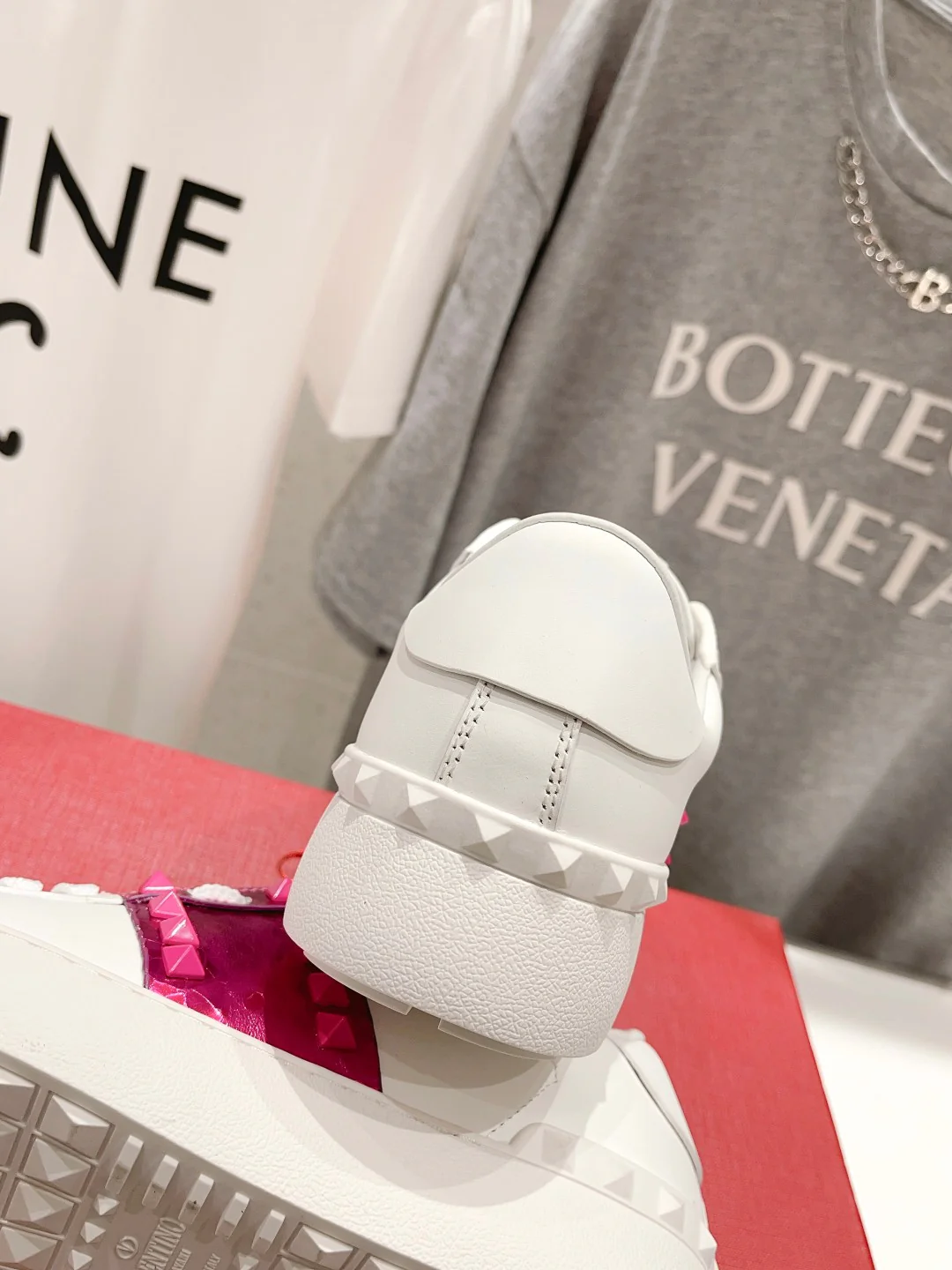 Новинка Valentino 2023 года - Белые повседневные кроссовки - Розовые