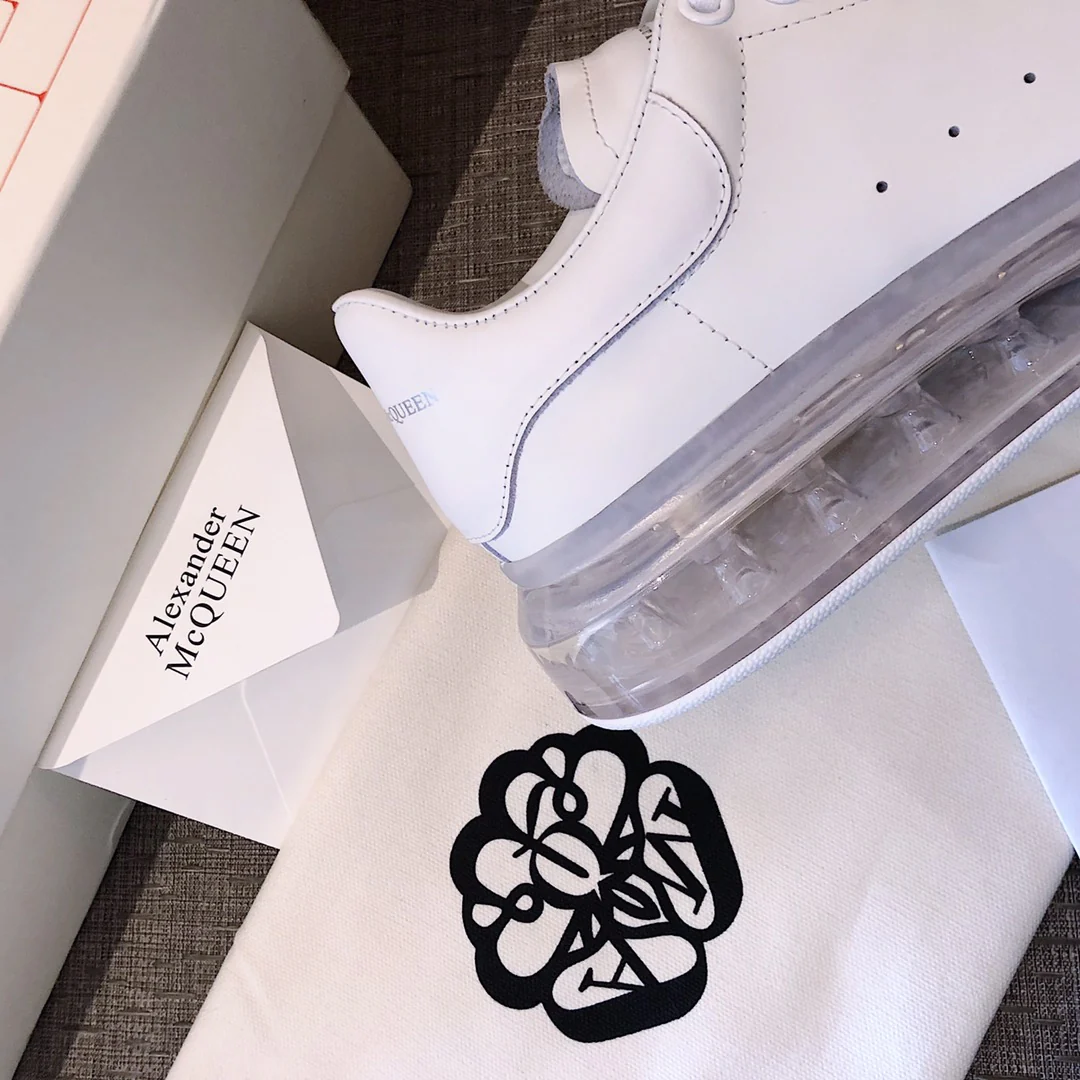 Белые кроссовки McQueen с прозрачной резиновой подошвой