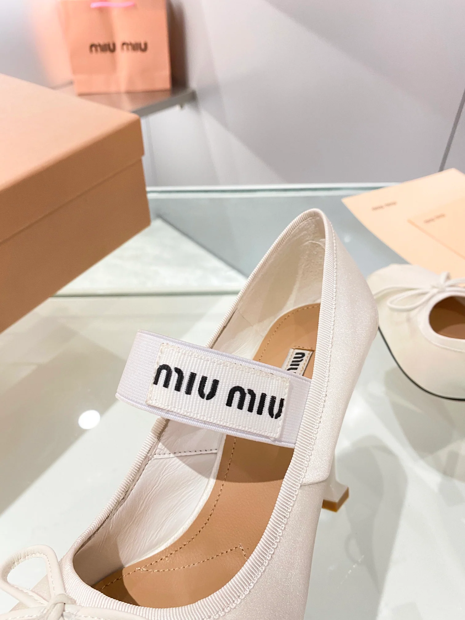 Новинка осенне-зимней коллекции Miu Miu 2023 — Балетки — Туфли на высоком каблуке — 9-5 см — Белые