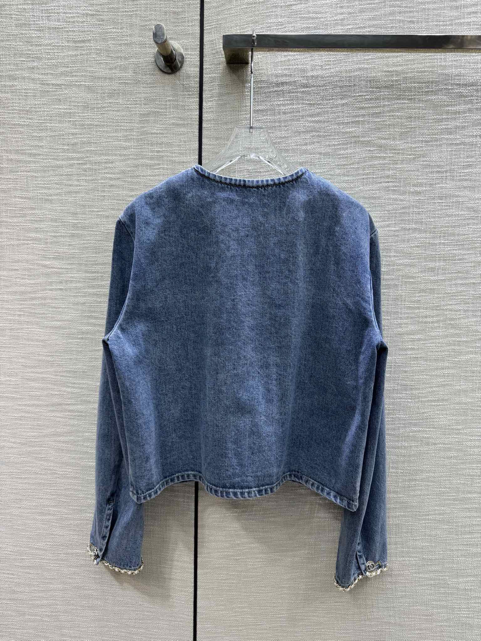 Chanel 2403 — джинсовая куртка в стиле высокой моды от Chanel.