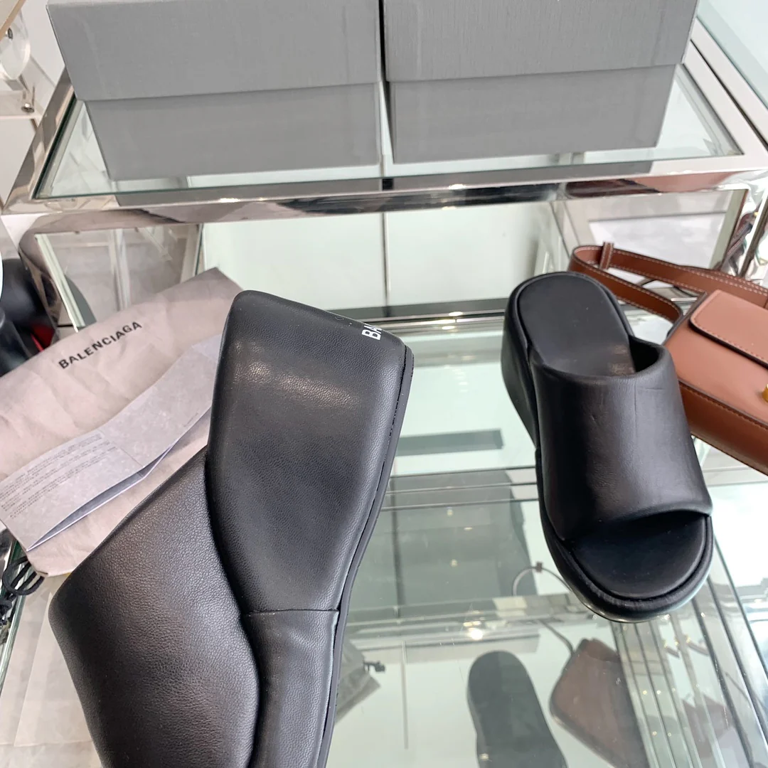 Новинка сезона весна/лето 2023 от Balenciaga - Сандалии на платформе - Черные