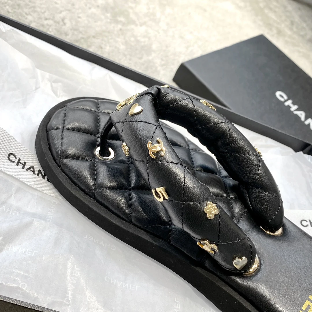 Новинка сезона весна/лето 2023 от Chanel — черные шлепанцы.