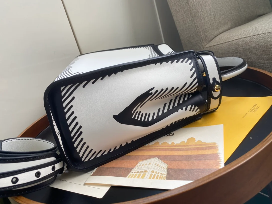 Сумка Fendi Peekaboo Medium из белой кожи.