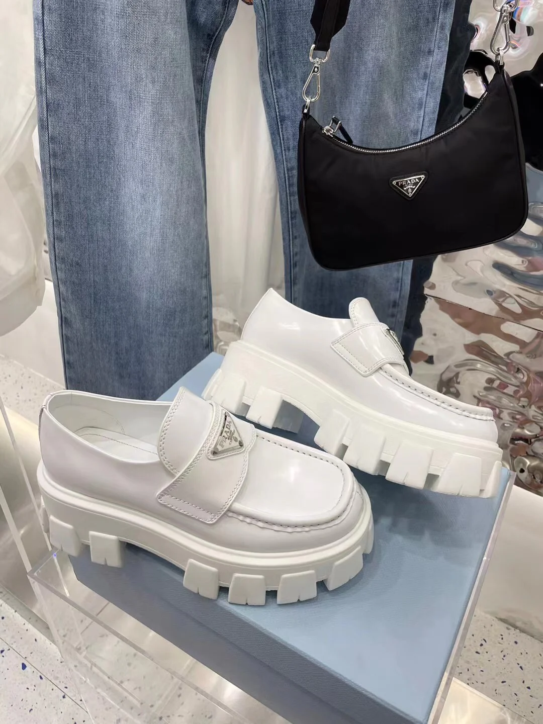 Лоферы на платформе Prada 2024 - белые