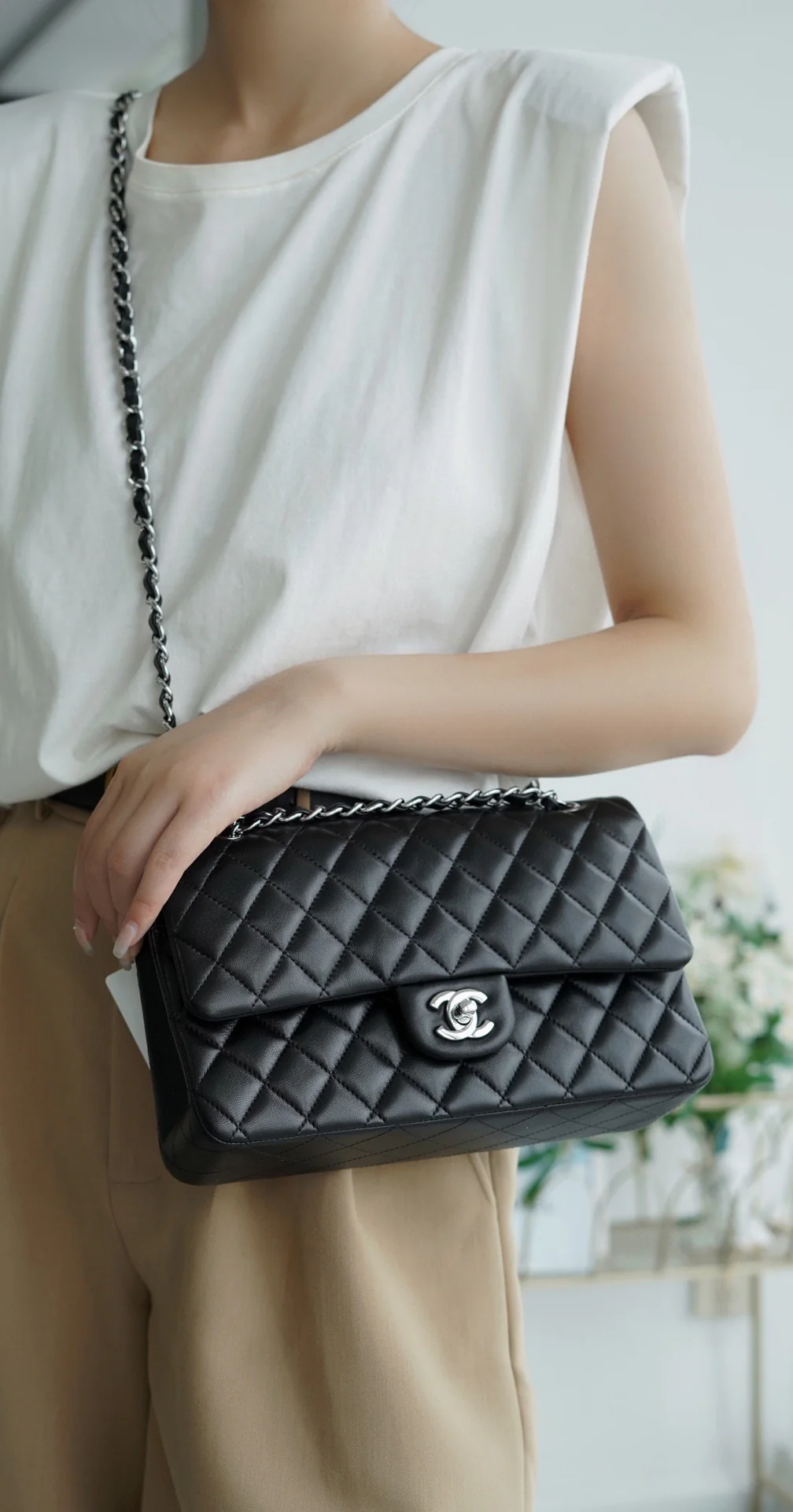 Сумка Chanel CF Medium - 25 см - из черной овечьей кожи с серебряной пряжкой - CF25