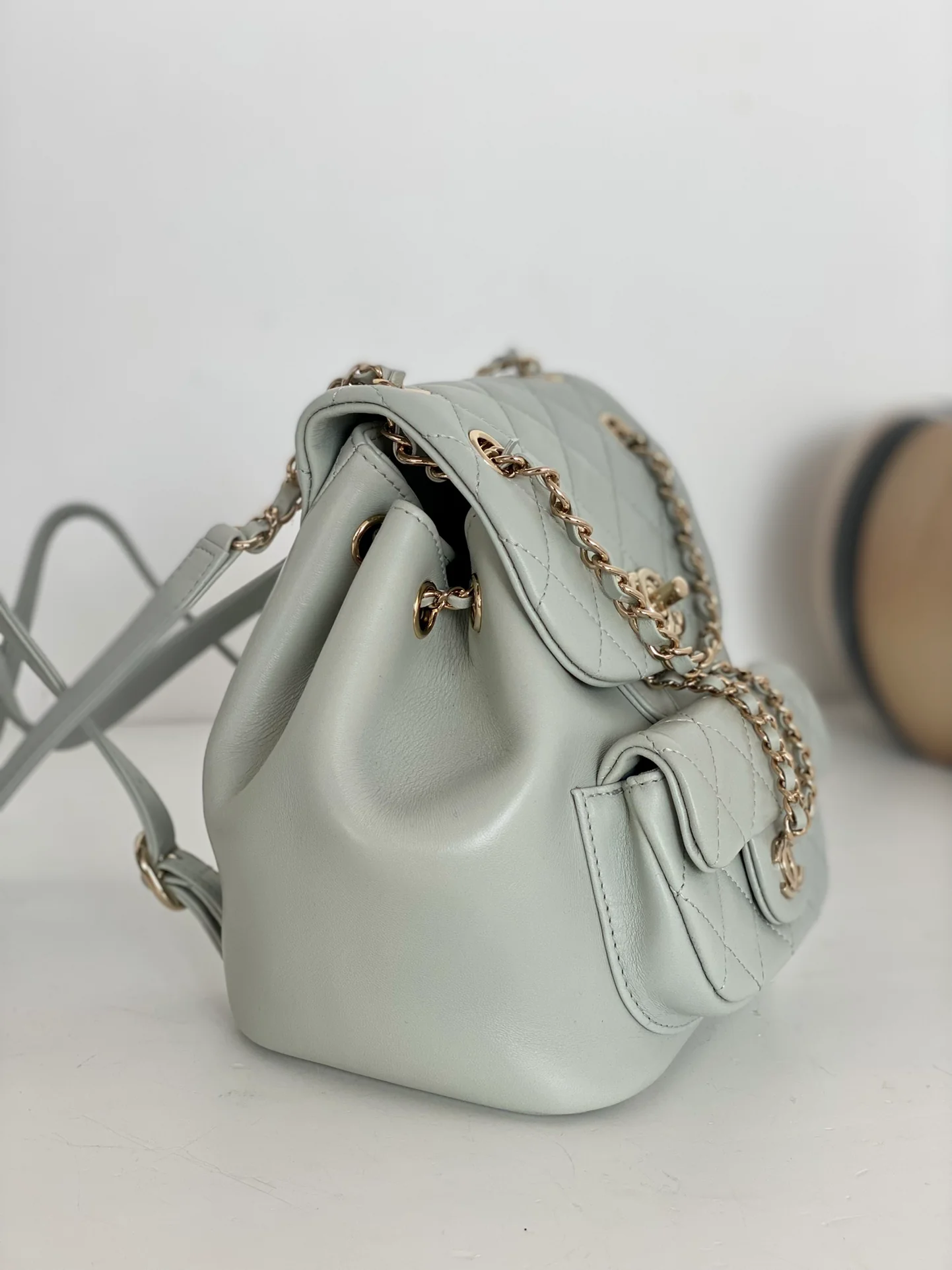 Новинка начала лета 2023 года от Chanel - Маленький рюкзак Duma - Серо-голубой