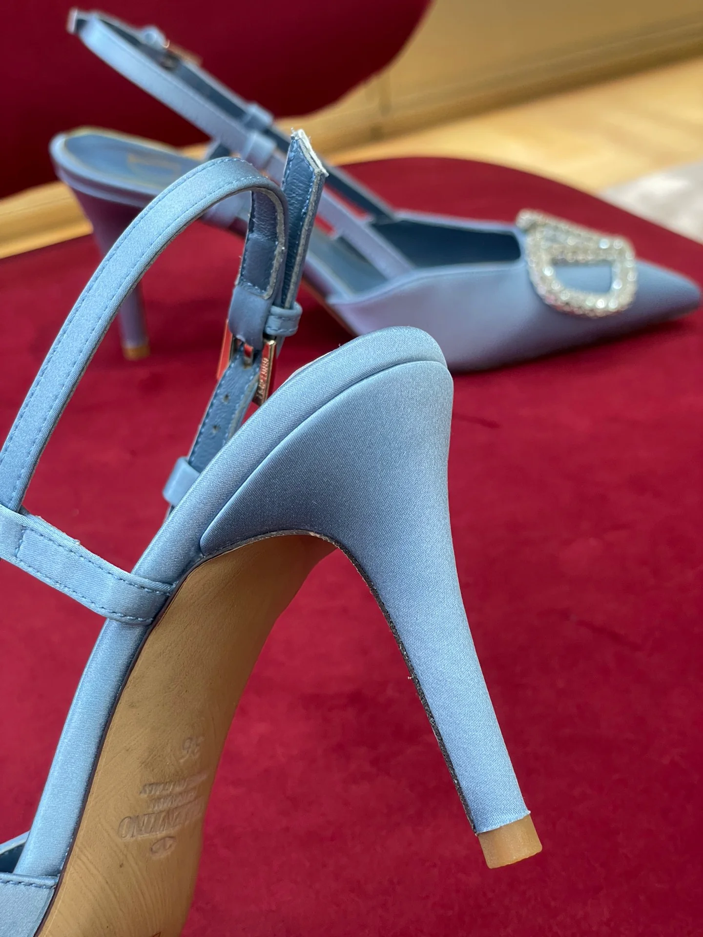 Новинка сезона осень/зима 2022 от Valentino - атласные туфли на каблуке с разрезом и стразами - синие.