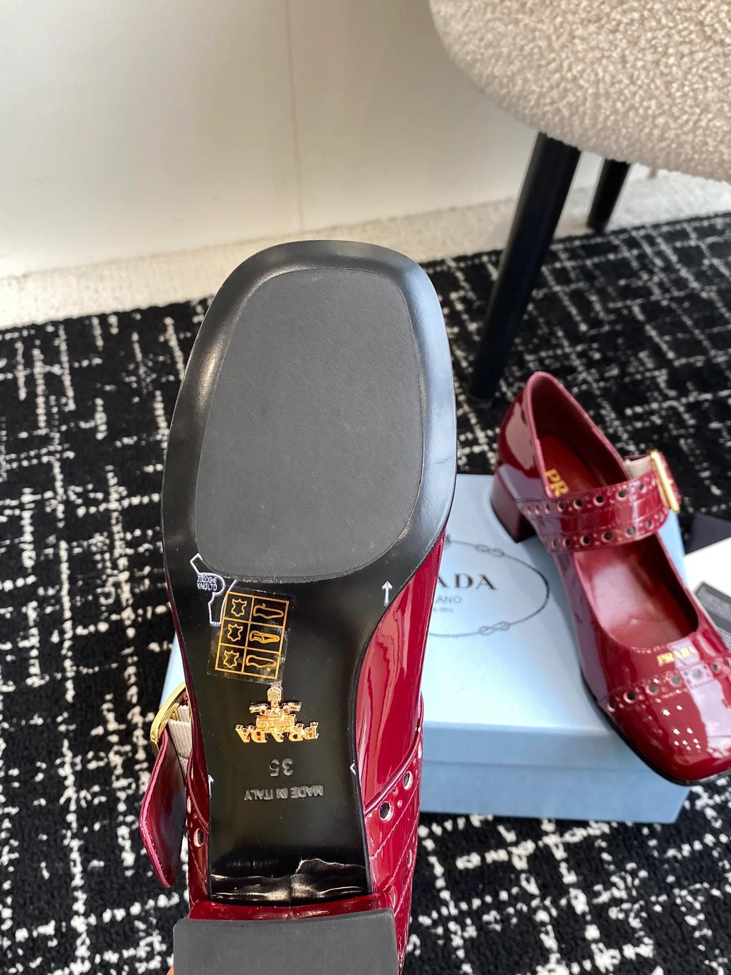 Туфли-мэри-джейн Prada 2024 в стиле ретро - красные