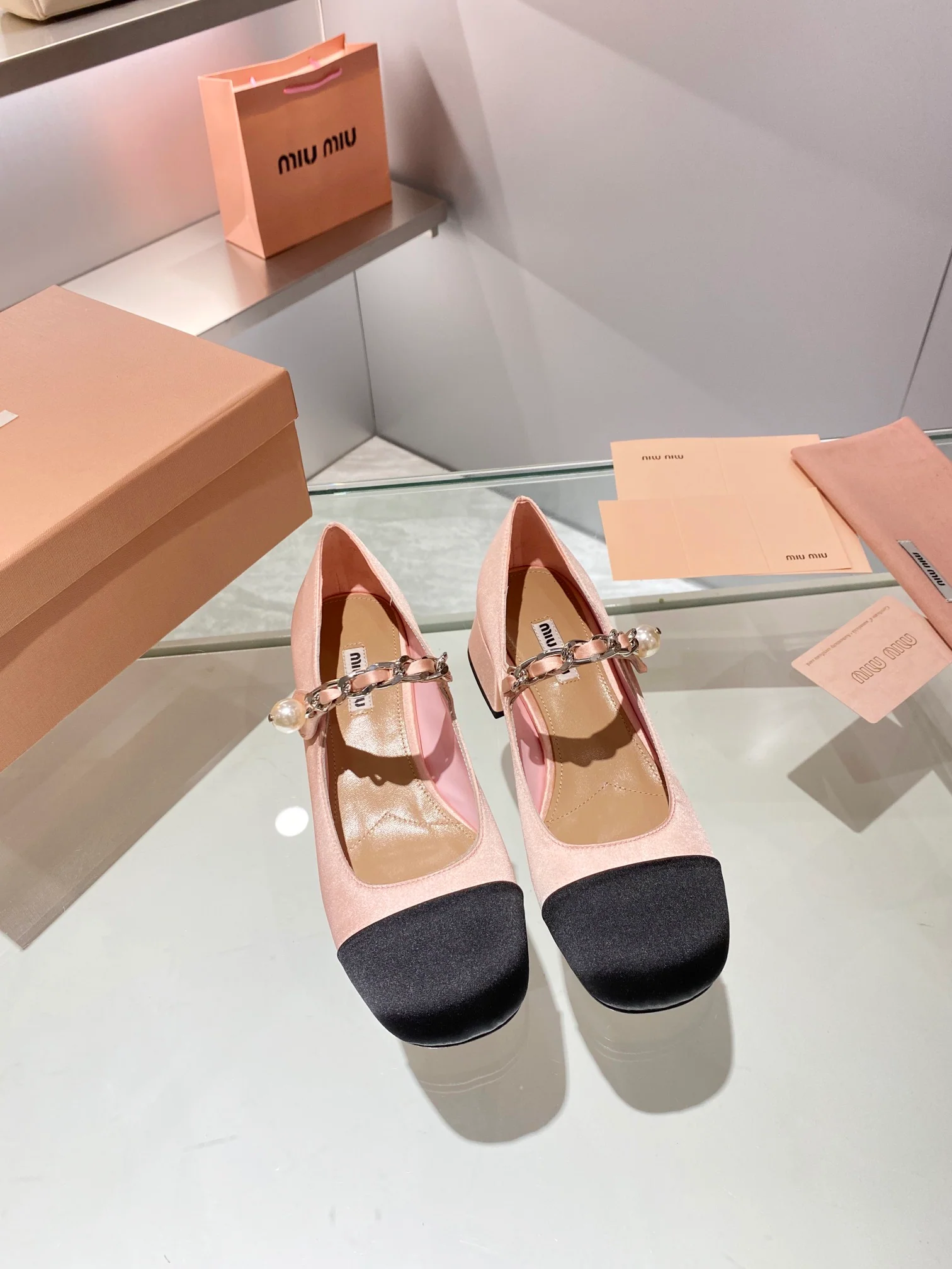 Новинки коллекции Miu Miu осень/зима 2023 - Балетки - Туфли на низком каблуке - Розовые