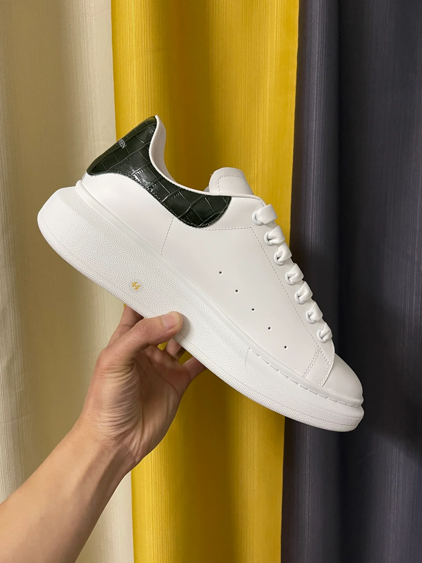 Классические белые кроссовки McQueen - унисекс - темно-зеленый крокодиловый узор